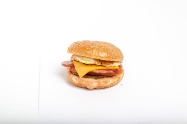 Beyaz arka plan üzerinde izole lezzetli ev yapımı hamburger stüdyo çekim 