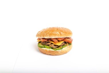 Beyaz arka plan üzerinde izole lezzetli ev yapımı hamburger stüdyo çekim 
