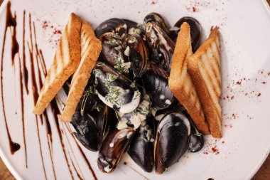 İstiridye ve tost plaka üzerinde görüntü kadar kapatın