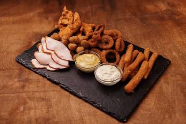 çeşitli aperatifler ve soslar ile sunulan tablo ile gıda kompozisyon