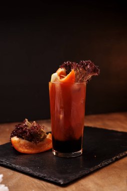 masada üzerinde kokteyl dekore edilmiş bar