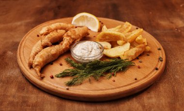 kızarmış balık, patates ve sos ile servis tablo ile gıda kompozisyon 