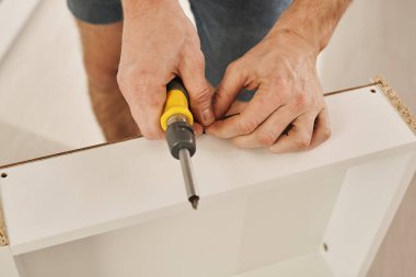 adam evde mobilya montaj kısmi görünümünü