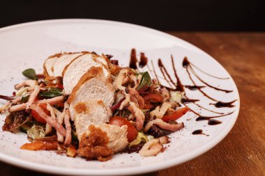 görüntü plaka üzerinde lezzetli salata kadar kapatın