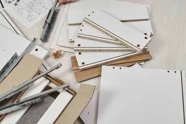 modern mobilya evde topluluğu