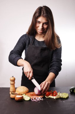 çekici kadın masada hamburger yapma