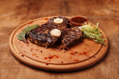 ahşap masa üzerinde lezzetli biftek görüntüsünü kapatmak