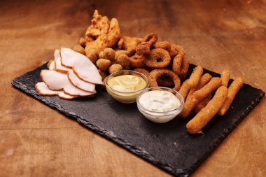 çeşitli aperatifler ve soslar ile sunulan tablo ile gıda kompozisyon