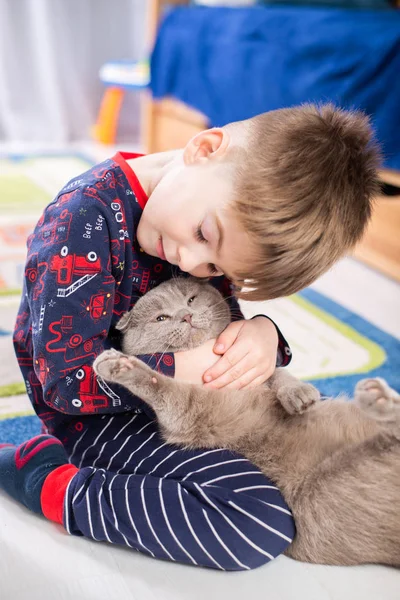 Adorable Pequeño Niño Holding Británico Taquigrafía Gato Casa — Foto de Stock