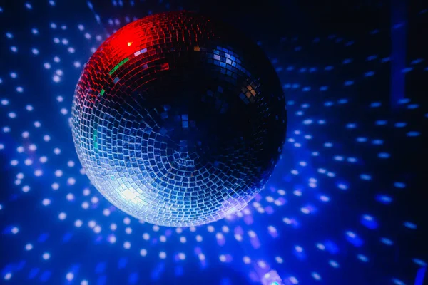 Nízký Úhel Pohledu Disco Ball Zavěšení Strop — Stock fotografie