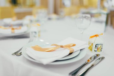 Düğün kutlama için servis tablo seçici odak