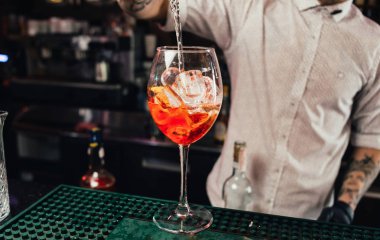 Barda kokteyl dökme artender kısmi veiw 