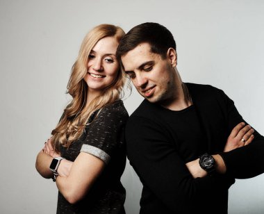 Mutlu çift gri arka plan üzerinde poz 