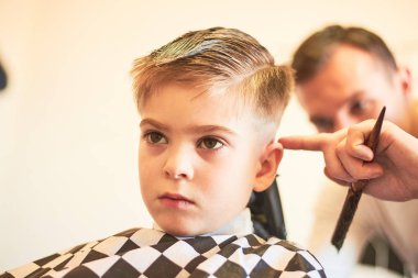 Kısmi görüntü erkek Kuaför Salonu küçük çocuk saç kesimi yapma