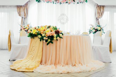 Düğün kutlama için servis tablo seçici odak