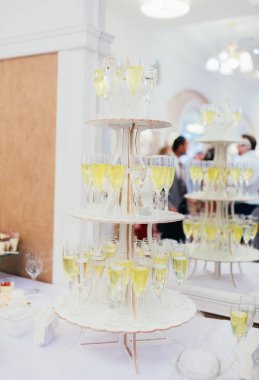 Düğün kutlama için servis tablo seçici odak