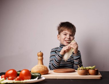 Masada Burger yapma sevimli küçük çocuk