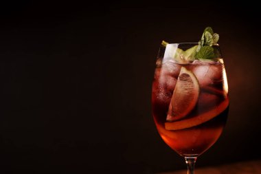 Barda masada dekore kokteyl çekim yakın