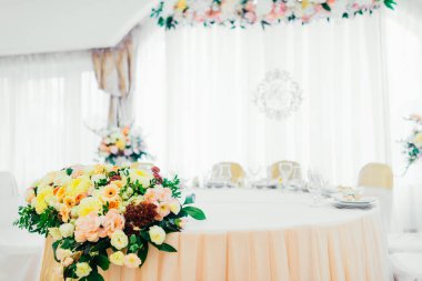 Düğün kutlama için servis tablo seçici odak