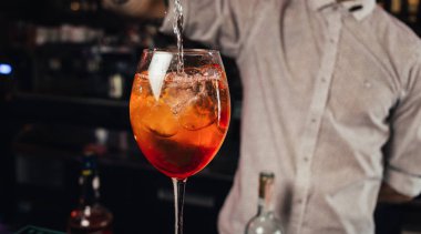 Barda kokteyl dökme artender kısmi veiw 