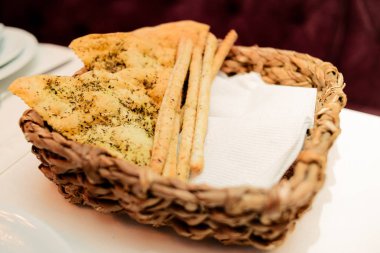 Grissini kafede servis masa üzerinde