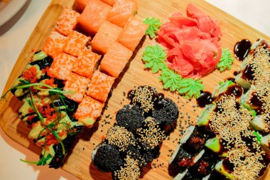 Ahşap tahta üzerinde çeşitli Japon rulo seçici odak