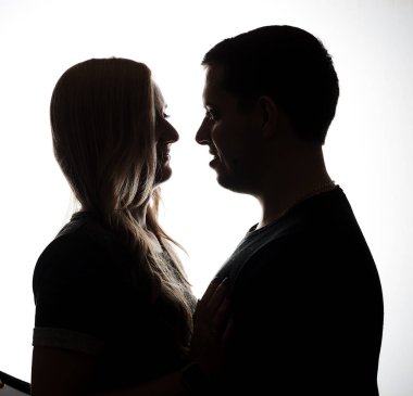 Beyaz arka planda izole yüz yüz ayakta çift silüetlerin yan görünümü