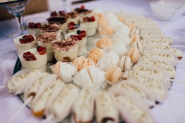 Kutlama partisi için tatlılar ile servis edilen tablo