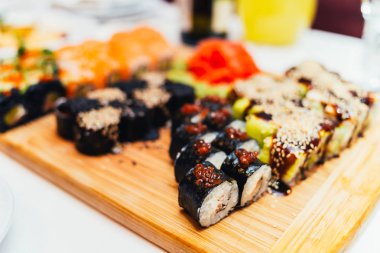 Ahşap tahta üzerinde çeşitli Japon rulo seçici odak