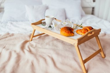 Ay çöreği, kahve fincanı ve çiçek yatak odasında 