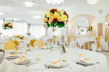 Düğün kutlama için servis tablo seçici odak