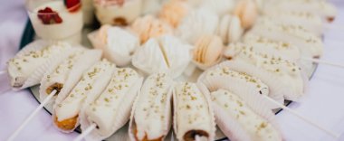 Kutlama partisi için tatlılar ile servis edilen tablo