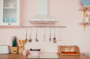 Evdeki modern mutfağın içi. 