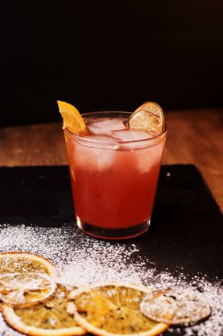 Barda masada dekore kokteyl çekim yakın