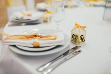 Düğün kutlama için servis tablo seçici odak