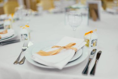 Düğün kutlama için servis tablo seçici odak