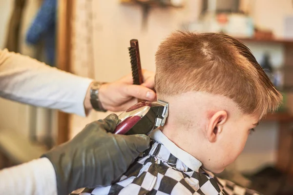 男式理发师在沙龙理发小男孩的部分形象 — 图库照片