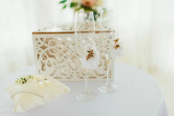 Gouden Bruiloften Ringen Champagne Glazen Tafel — Stockfoto
