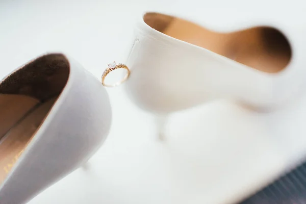 Anel Casamento Dourado Entre Sapatos Femininos Com Saltos — Fotografia de Stock
