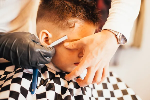 Imagem Cortada Barbeiro Fazendo Corte Cabelo Menino Salão — Fotografia de Stock