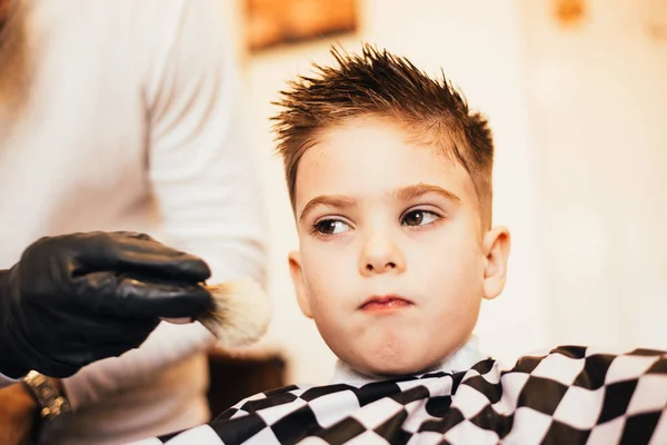 Imagen Recortada Peluquero Haciendo Corte Pelo Niño Salón —  Fotos de Stock