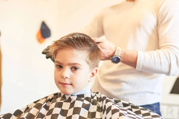 Vista Parcial Del Peluquero Haciendo Corte Pelo Niño Salón —  Fotos de Stock