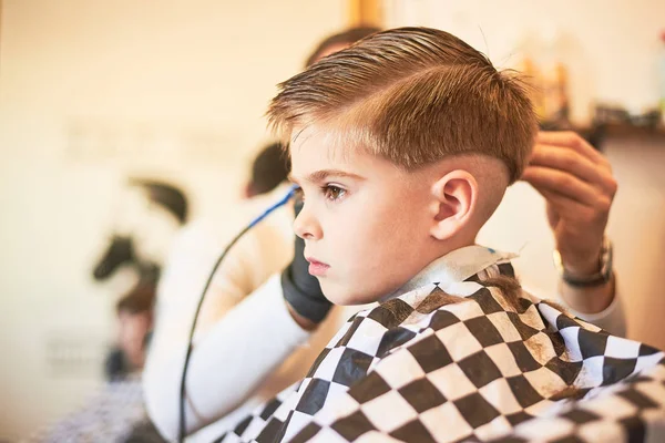 Teilbild Eines Männlichen Friseurs Der Salon Kleinen Jungen Eine Frisur — Stockfoto