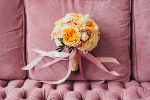 Visa Från Ovan Blommor Bukett Soffa — Stockfoto