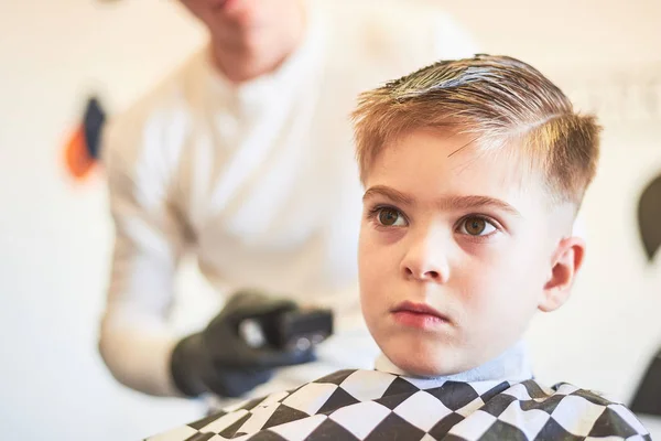 Imagem Parcial Barbeiro Masculino Fazendo Corte Cabelo Menino Salão — Fotografia de Stock