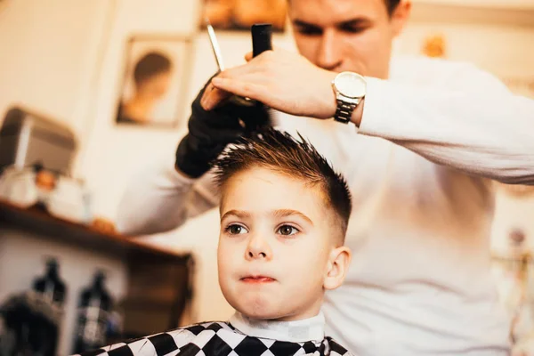 Abgeschnittenes Bild Eines Friseurs Der Salon Einen Haarschnitt Für Einen — Stockfoto