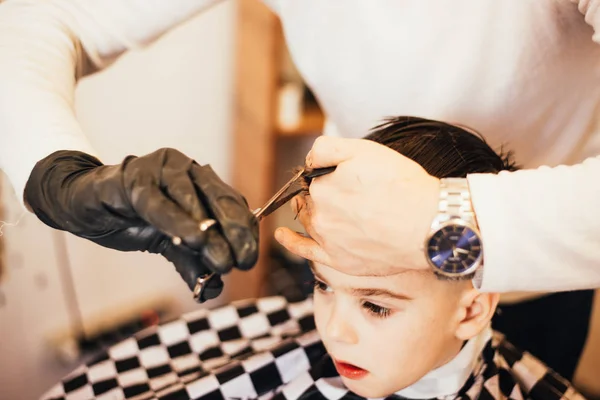 Imagem Cortada Barbeiro Fazendo Corte Cabelo Menino Salão — Fotografia de Stock