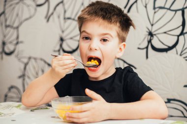 Masada kase gelen mutlu sevimli çocuk yeme Mısır 