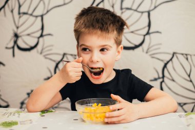 Masada kase gelen mutlu sevimli çocuk yeme Mısır 
