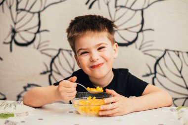 Masada kase gelen mutlu sevimli çocuk yeme Mısır 